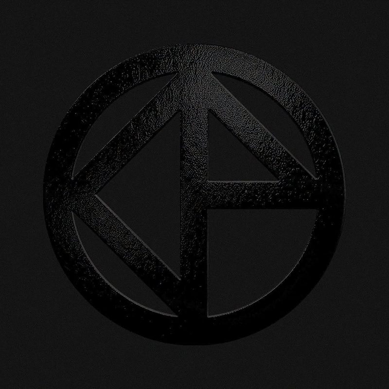 Cover of El Disco Negro by Cadena Perpetua: the band's circular CP logo embossed black on a black background
