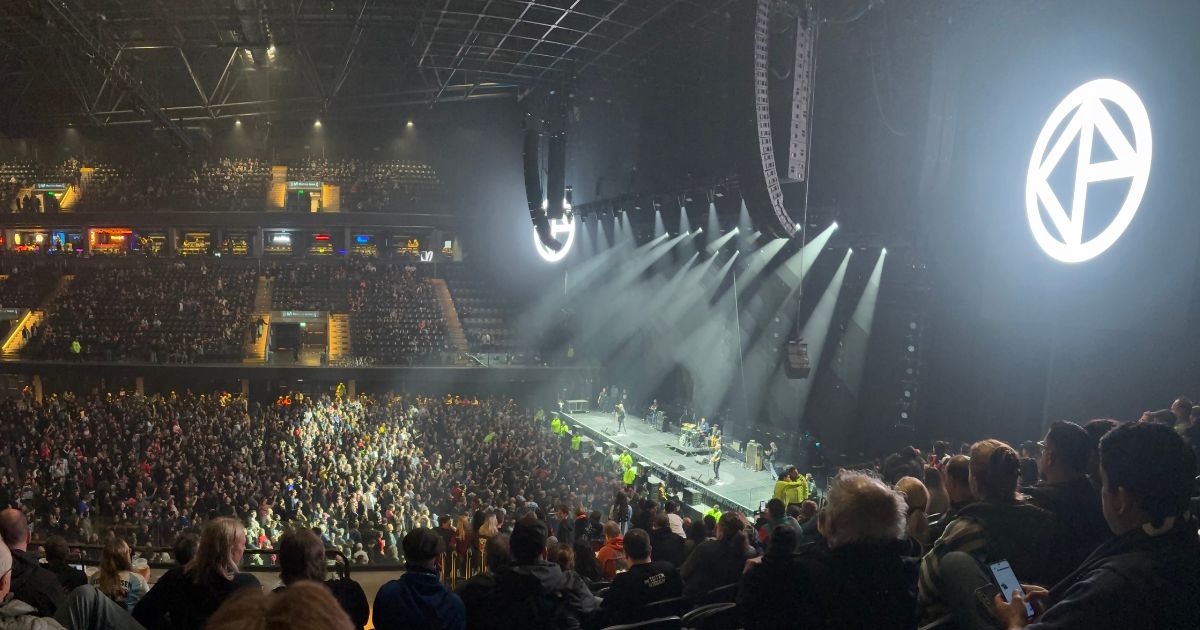 The packed floor and stands of Movistar Arena in Buenos Aires during Cadena Perpetua’s set, with the band’s circular logo lit up beside the stage