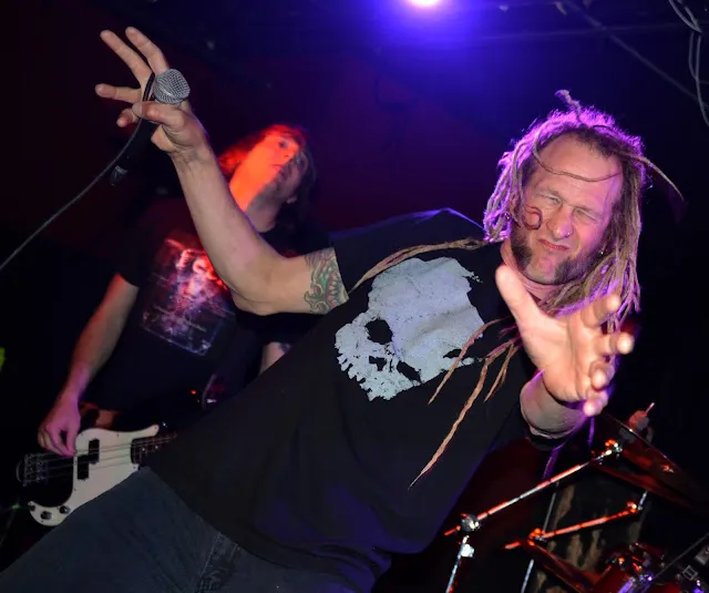Dan Kubinski of Die Kreuzen performing live